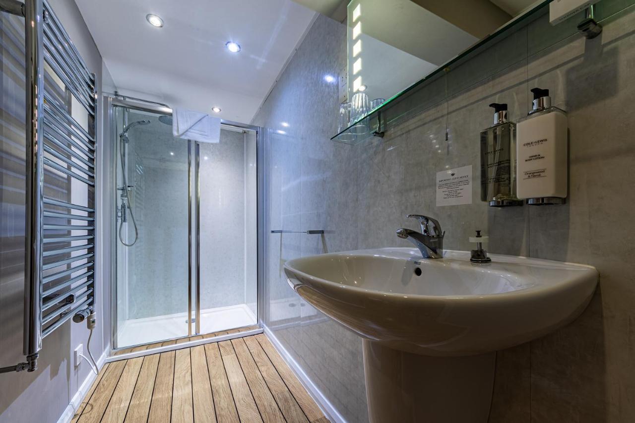 Crossways Ξενοδοχείο Wells Εξωτερικό φωτογραφία A shower room
