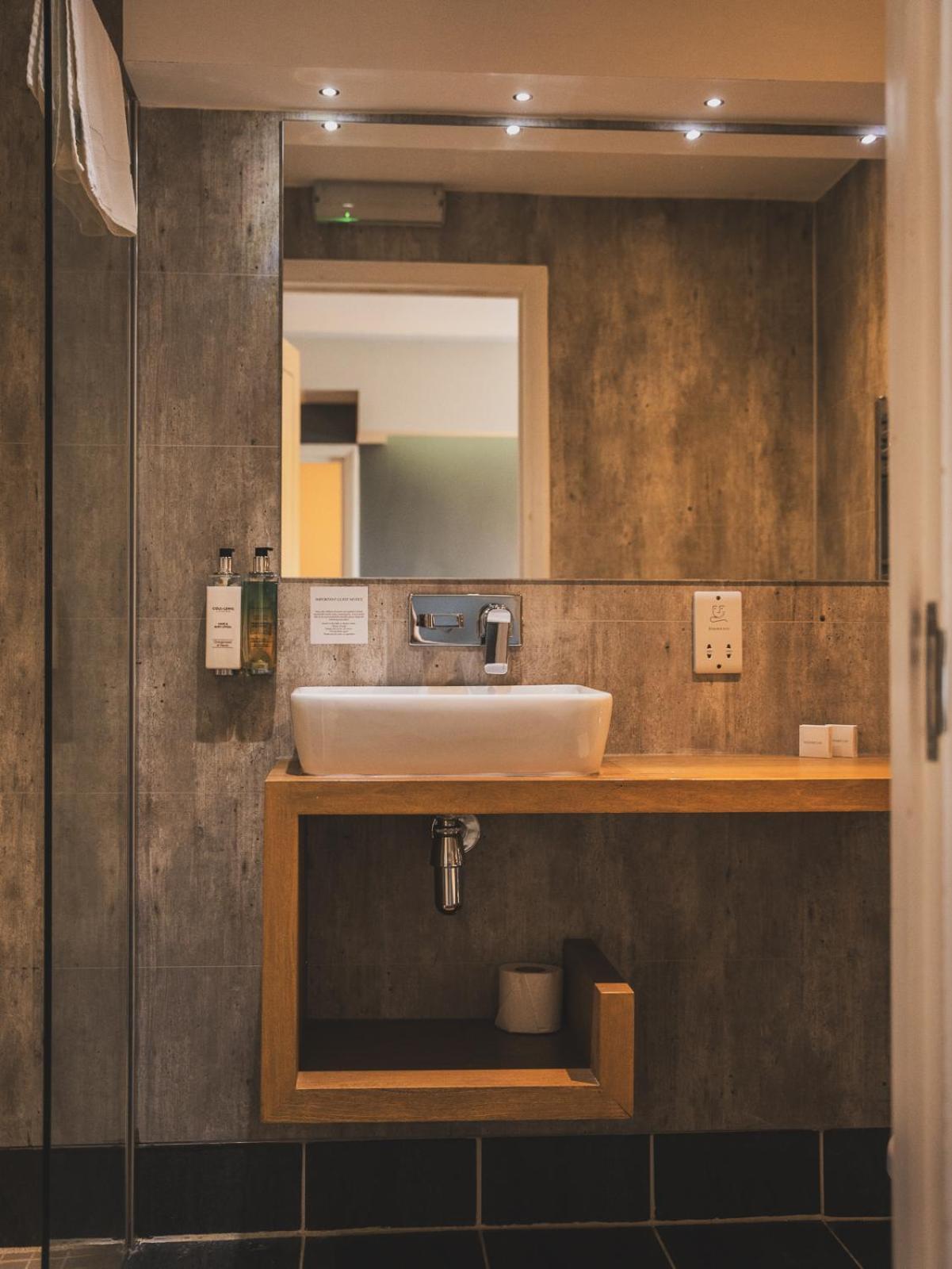 Crossways Ξενοδοχείο Wells Εξωτερικό φωτογραφία Bathroom